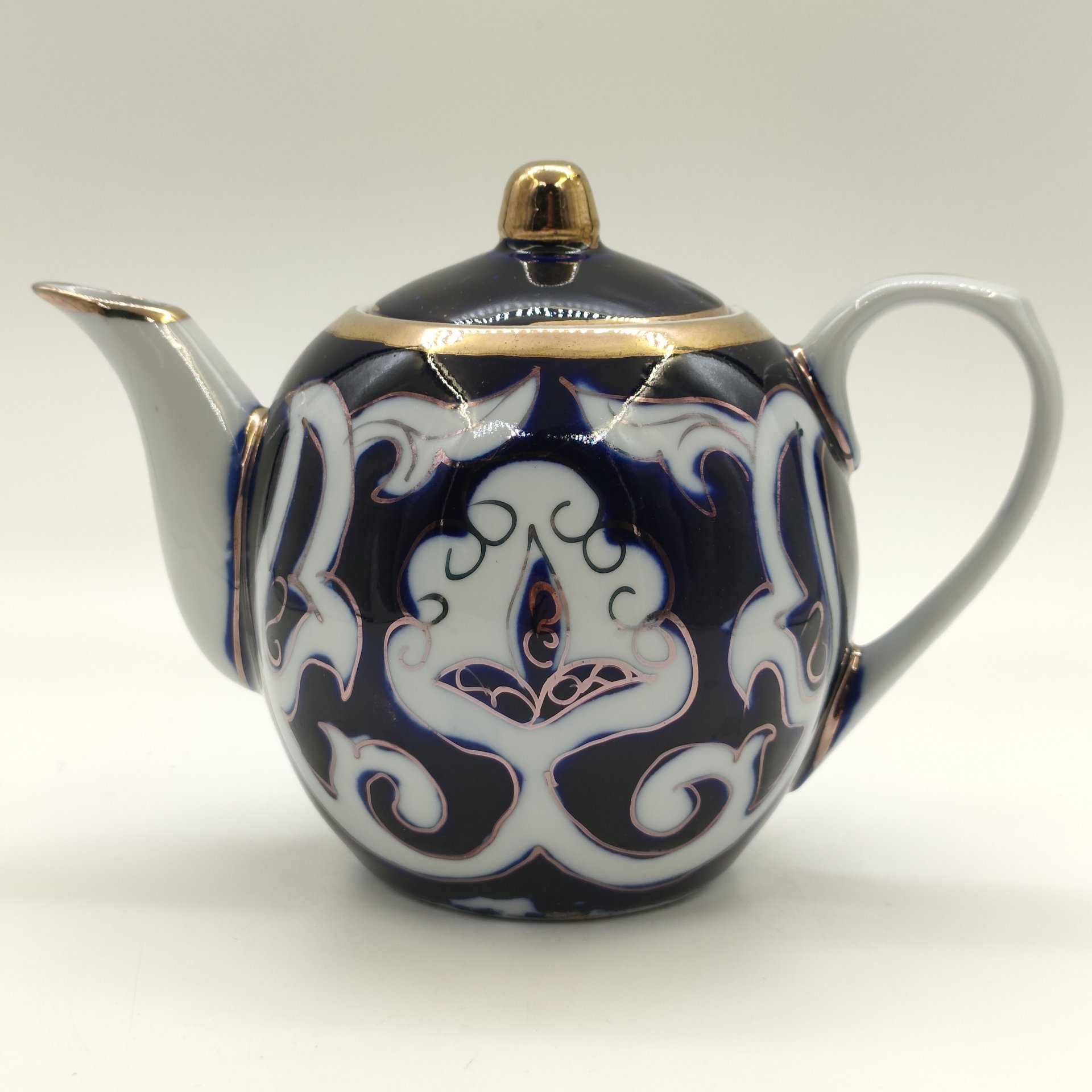 Чайник заварочный "Пахта", фарфор, крытье кобальтом, золочение, Азия, 1980-2000 гг.
