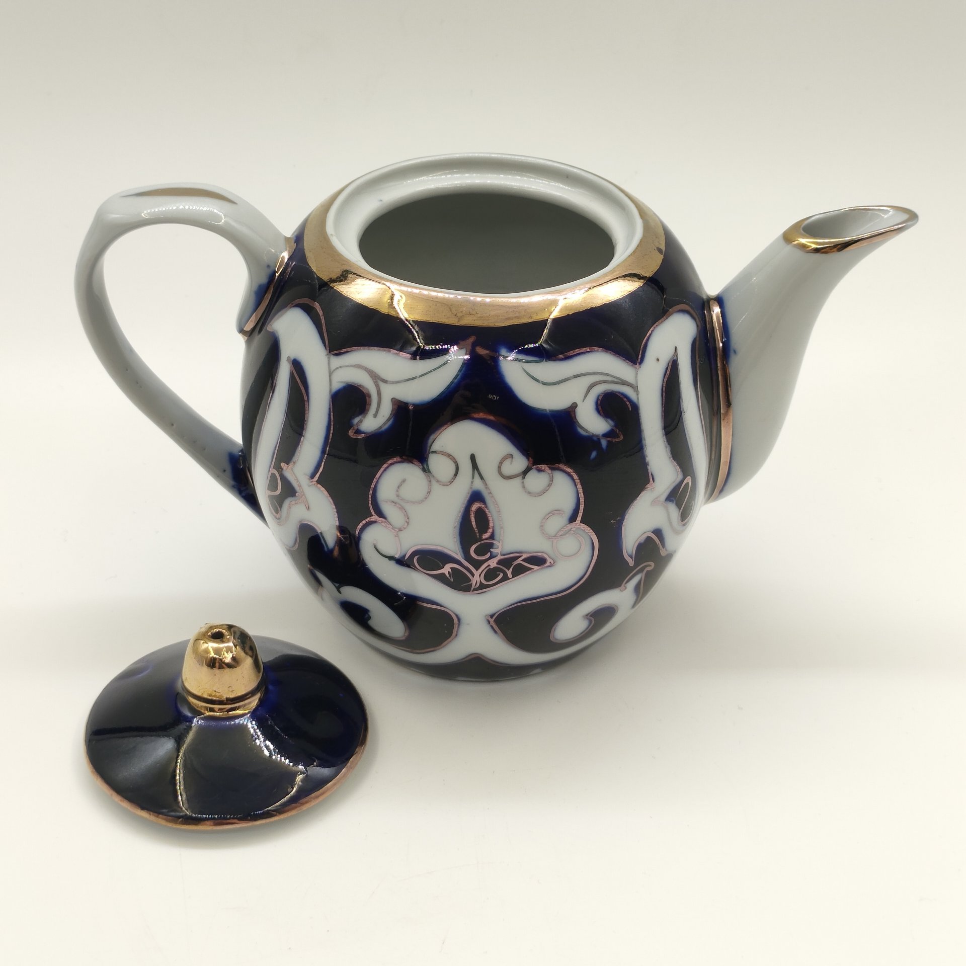 Чайник заварочный "Пахта", фарфор, крытье кобальтом, золочение, Азия, 1980-2000 гг.