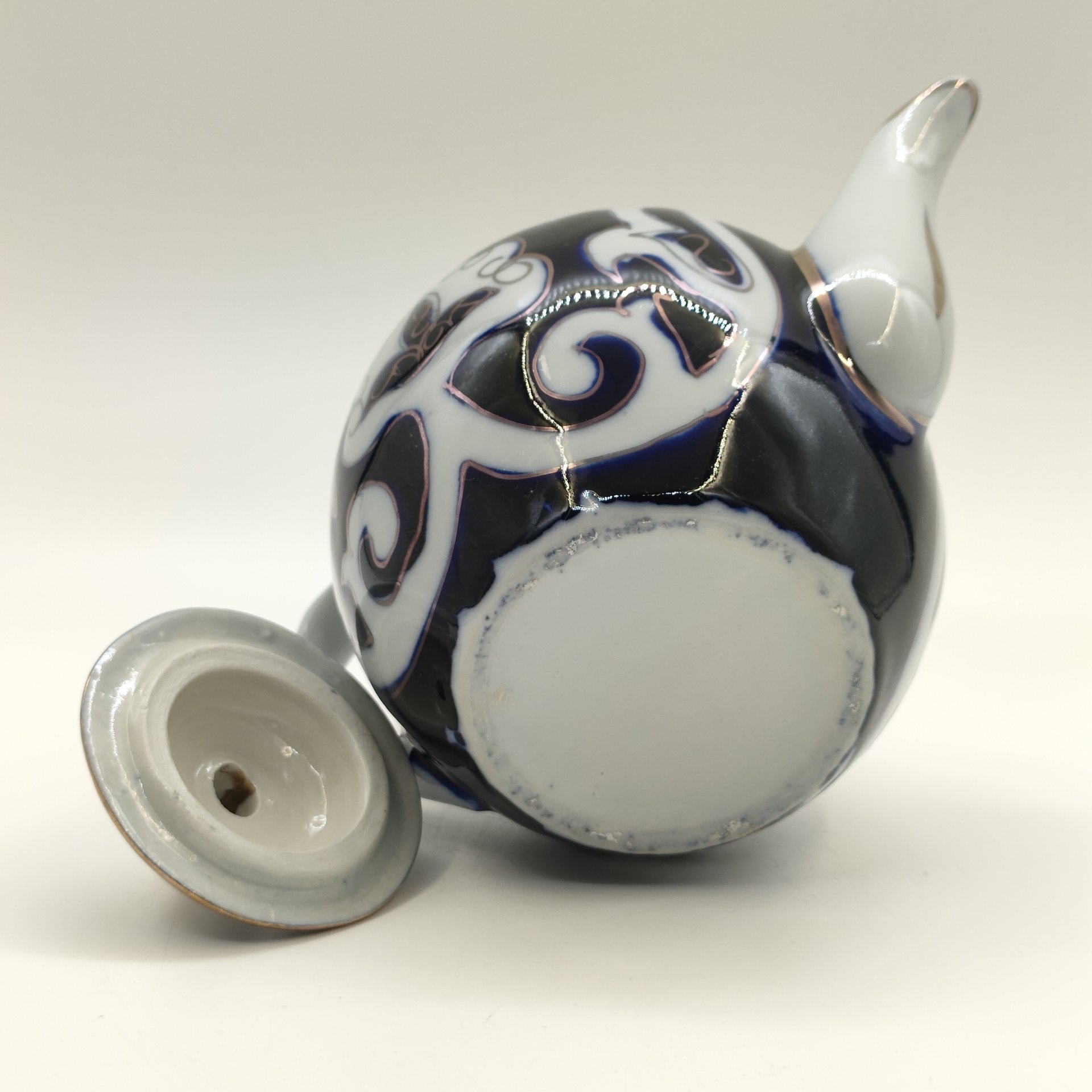 Чайник заварочный "Пахта", фарфор, крытье кобальтом, золочение, Азия, 1980-2000 гг.