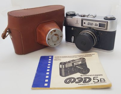 Фотоаппарат "ФЭД-5В" с объективом "Индустар-61 Л/Д" в оригинальном кофре (с олимпийской символикой), с документами, металл, пластик, стекло, кожа, Харьковский машиностроительный завод им. Дзержинского (ФЭД)