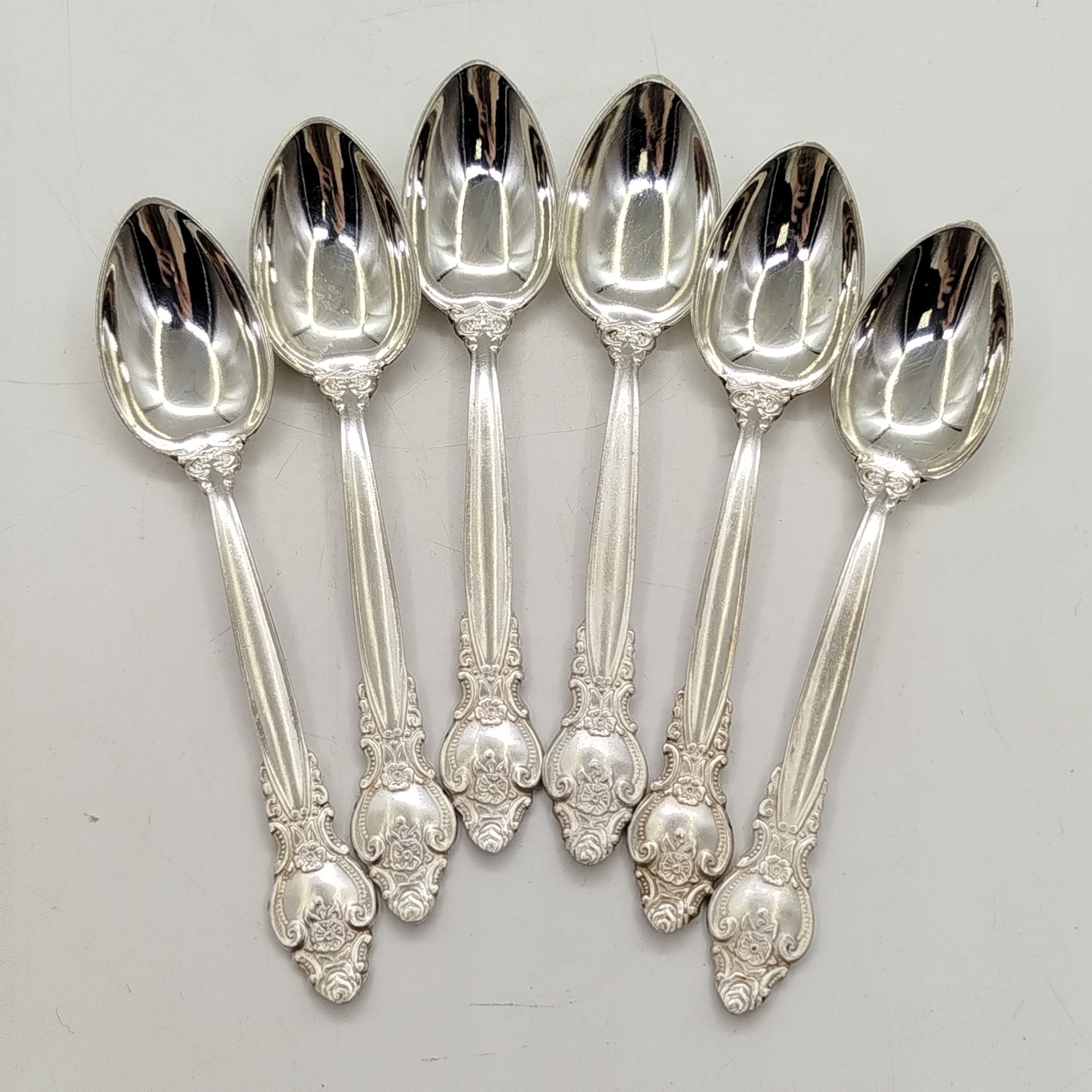 Набор из шести кофейных ложек с цветочным декором, мНЦ (медь-никель-цинк), Кольчугинский завод цветных металлов, СССР, 1960-1990 гг.