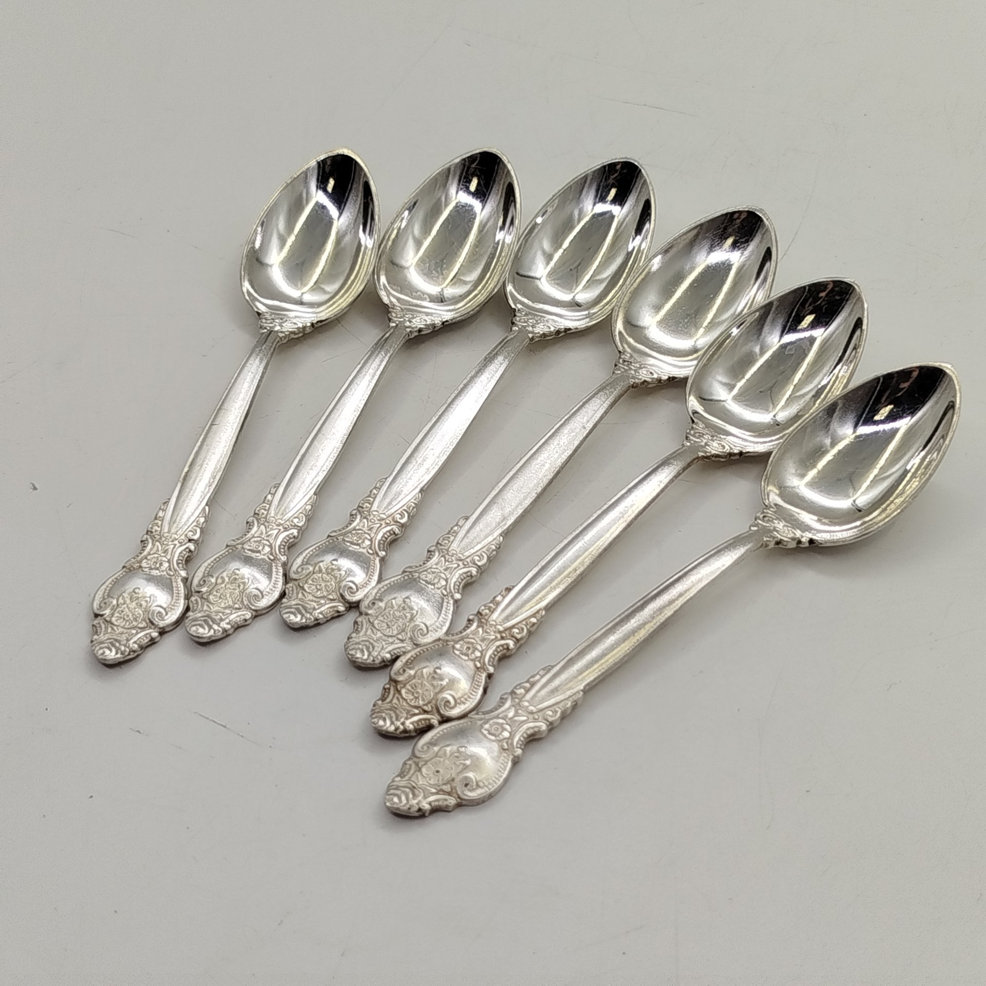 Набор из шести кофейных ложек с цветочным декором, мНЦ (медь-никель-цинк), Кольчугинский завод цветных металлов, СССР, 1960-1990 гг.