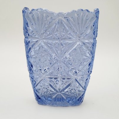 Ваза для небольшого букета сиренево-голубого оттенка с резным декором