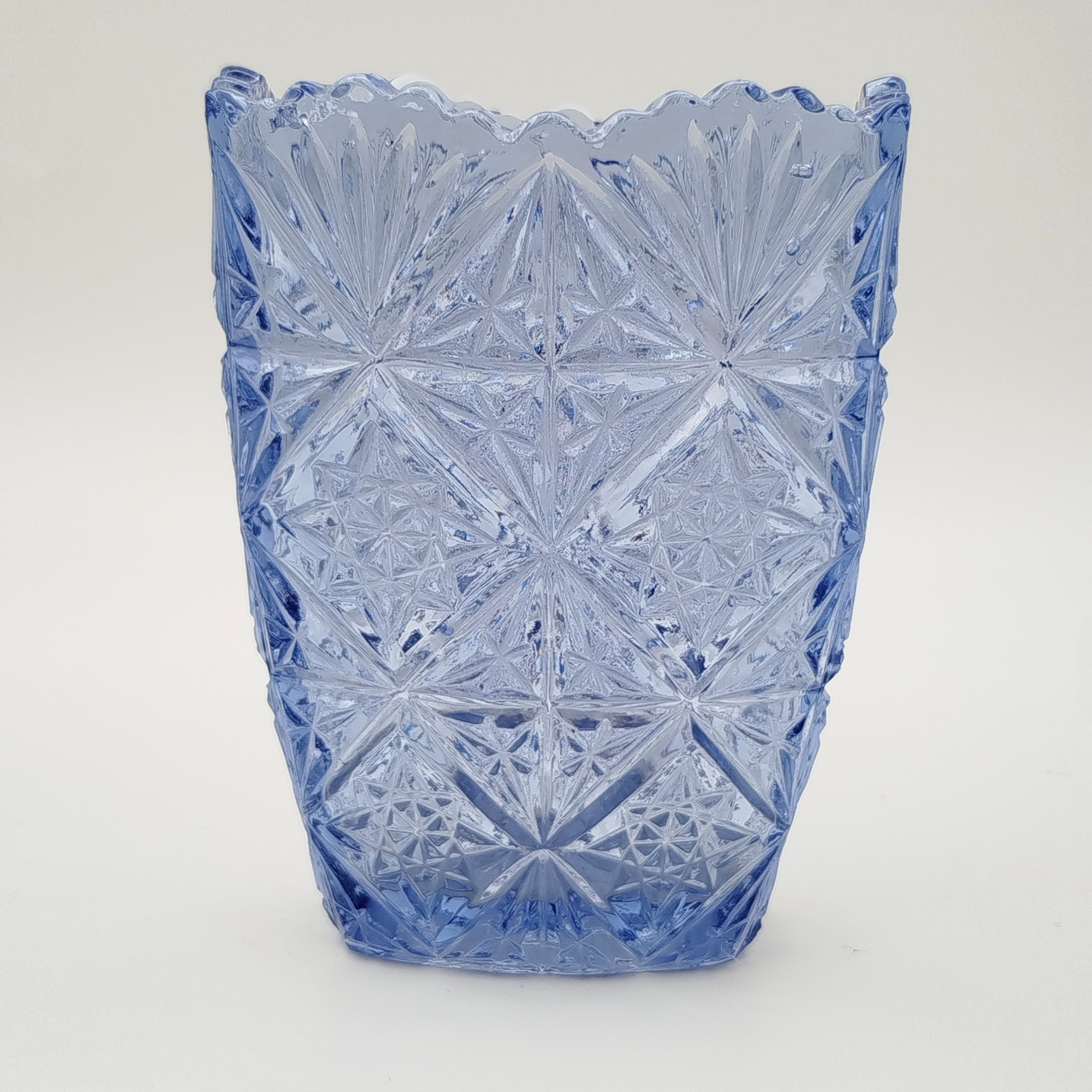 Ваза для небольшого букета сиренево-голубого оттенка с резным декором