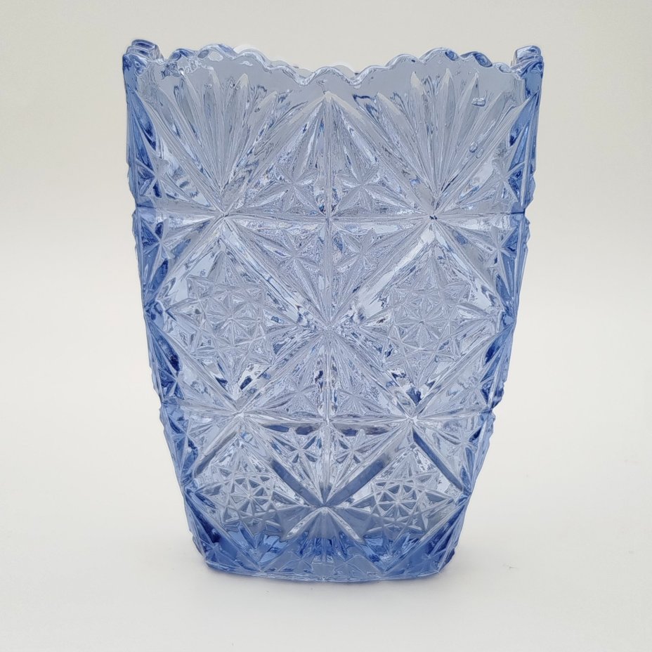 Ваза для небольшого букета сиренево-голубого оттенка с резным декором