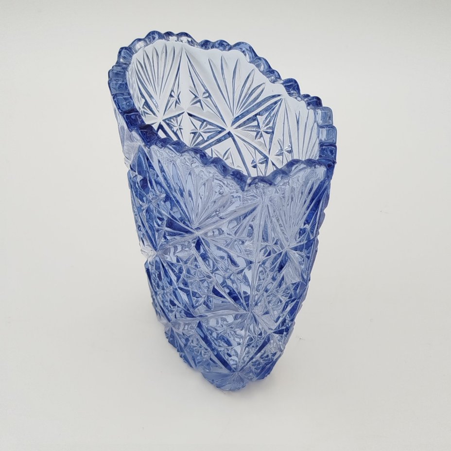 Ваза для небольшого букета сиренево-голубого оттенка с резным декором