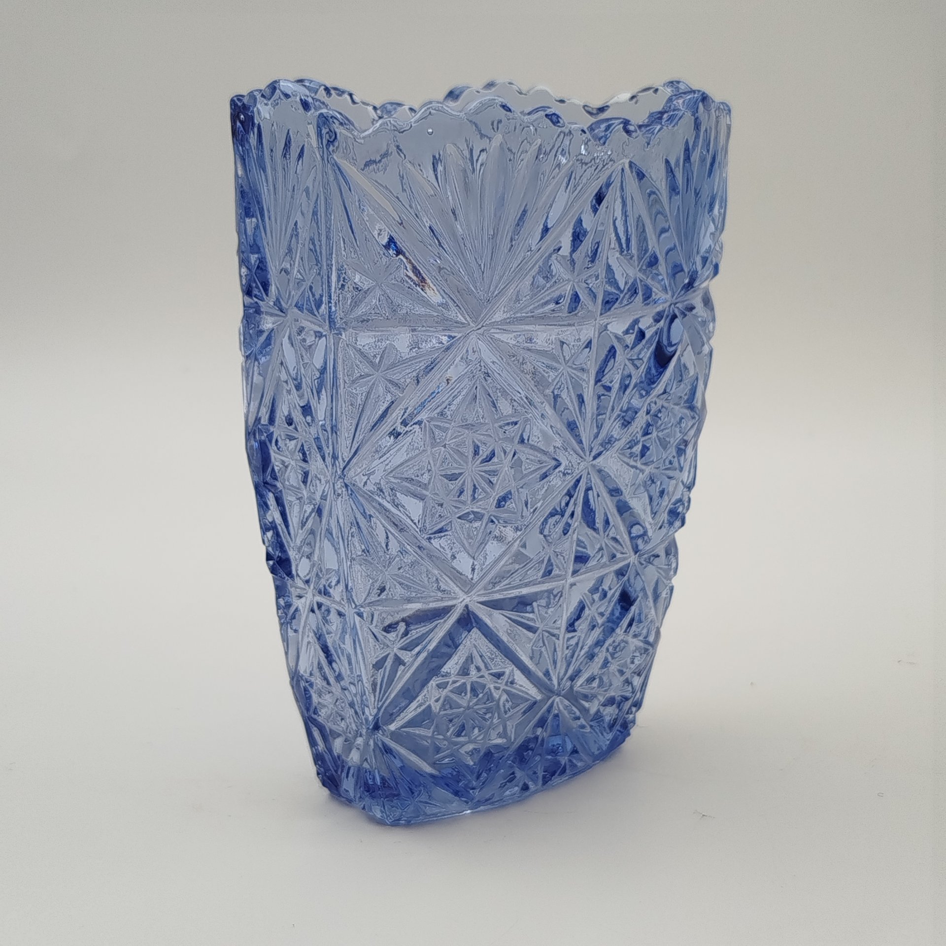 Ваза для небольшого букета сиренево-голубого оттенка с резным декором