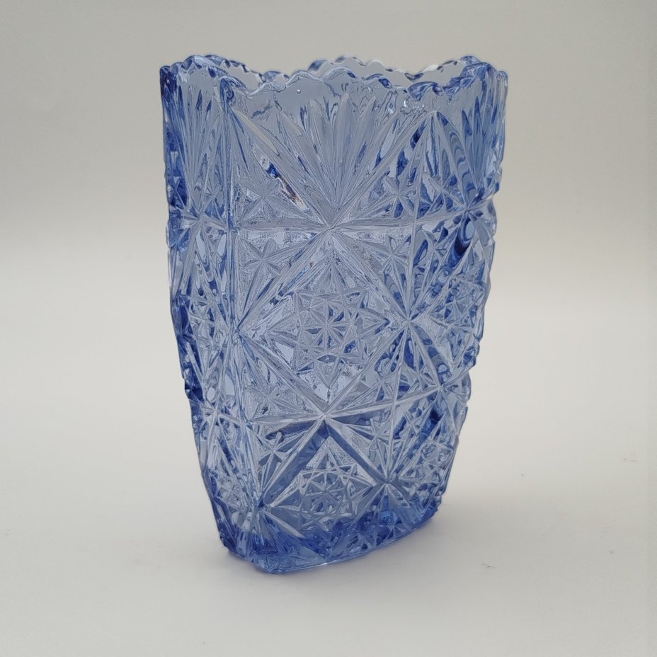 Ваза для небольшого букета сиренево-голубого оттенка с резным декором