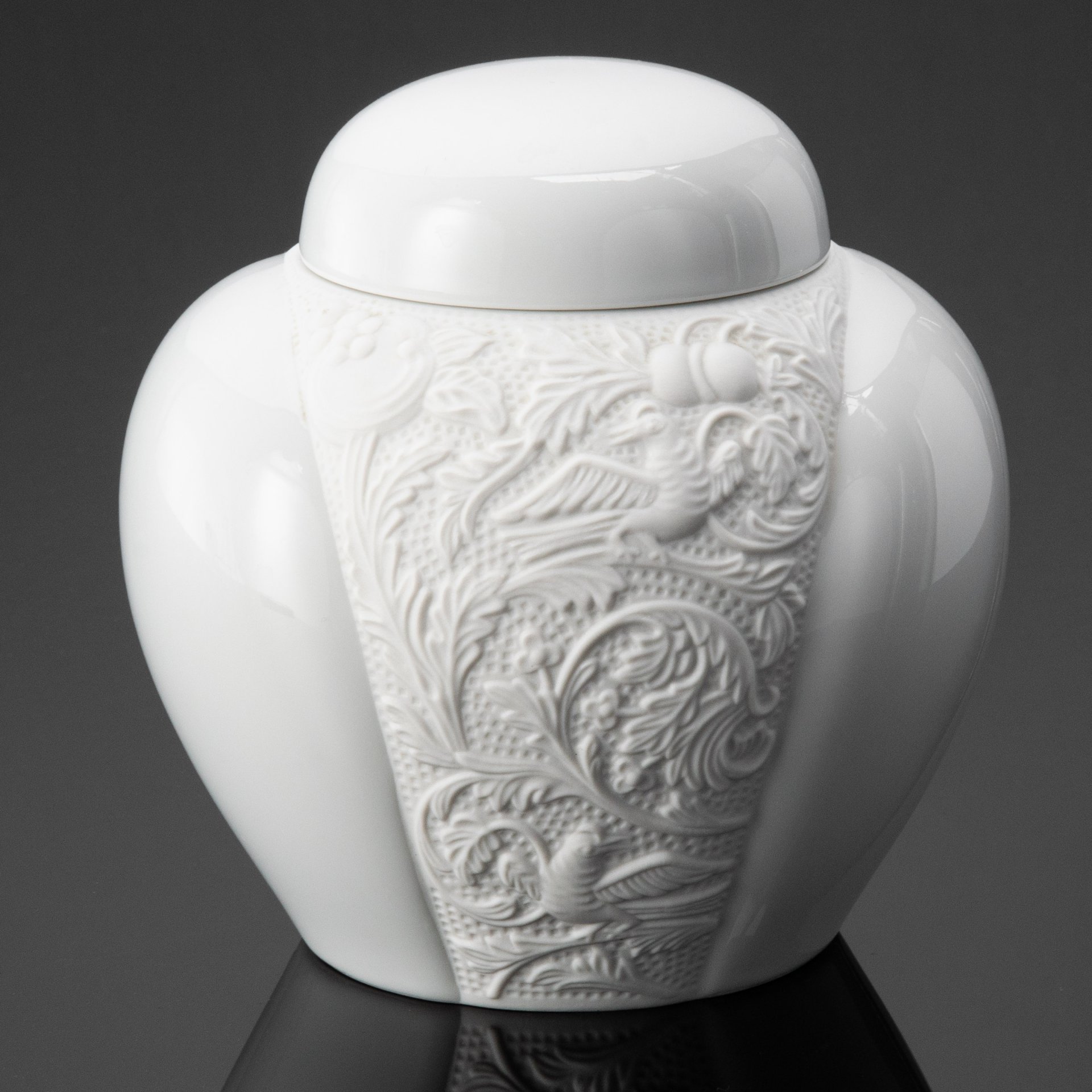 Ваза с крышкой (бисквитница, бонбоньерка), с изображением цветов и птиц, Rosenthal (Розенталь)