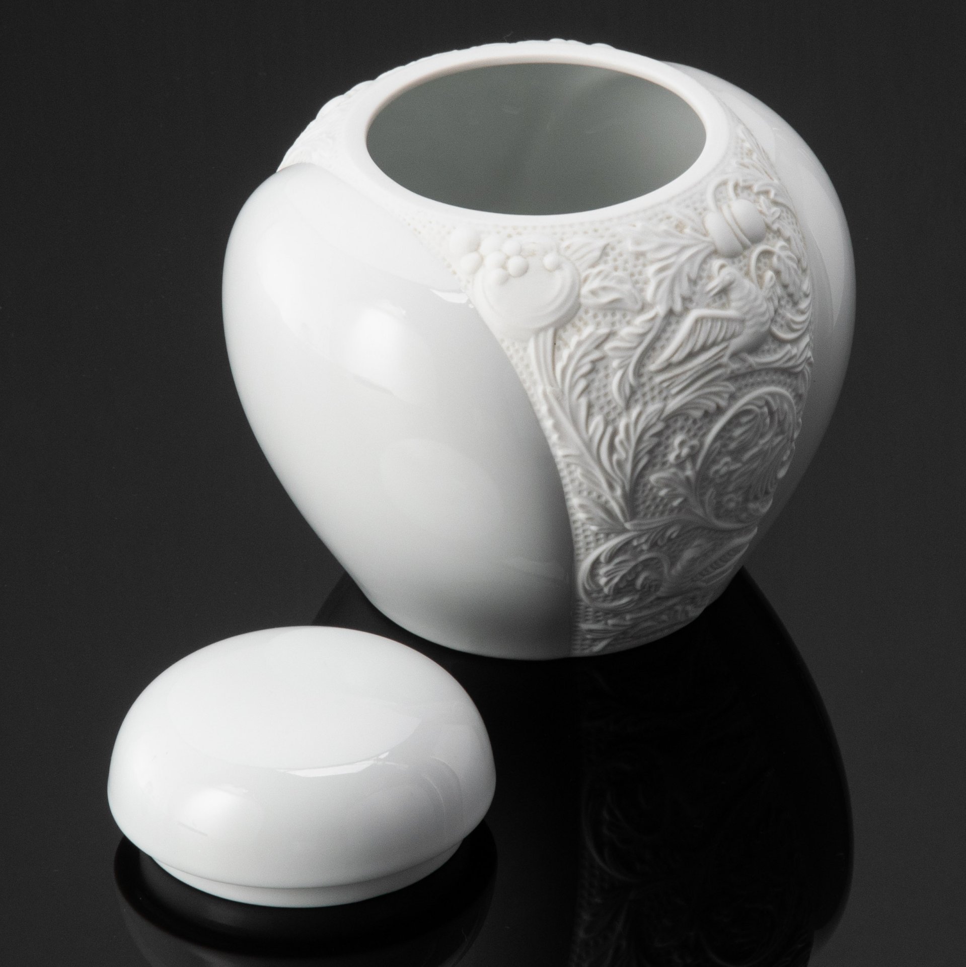 Ваза с крышкой (бисквитница, бонбоньерка), с изображением цветов и птиц, Rosenthal (Розенталь)