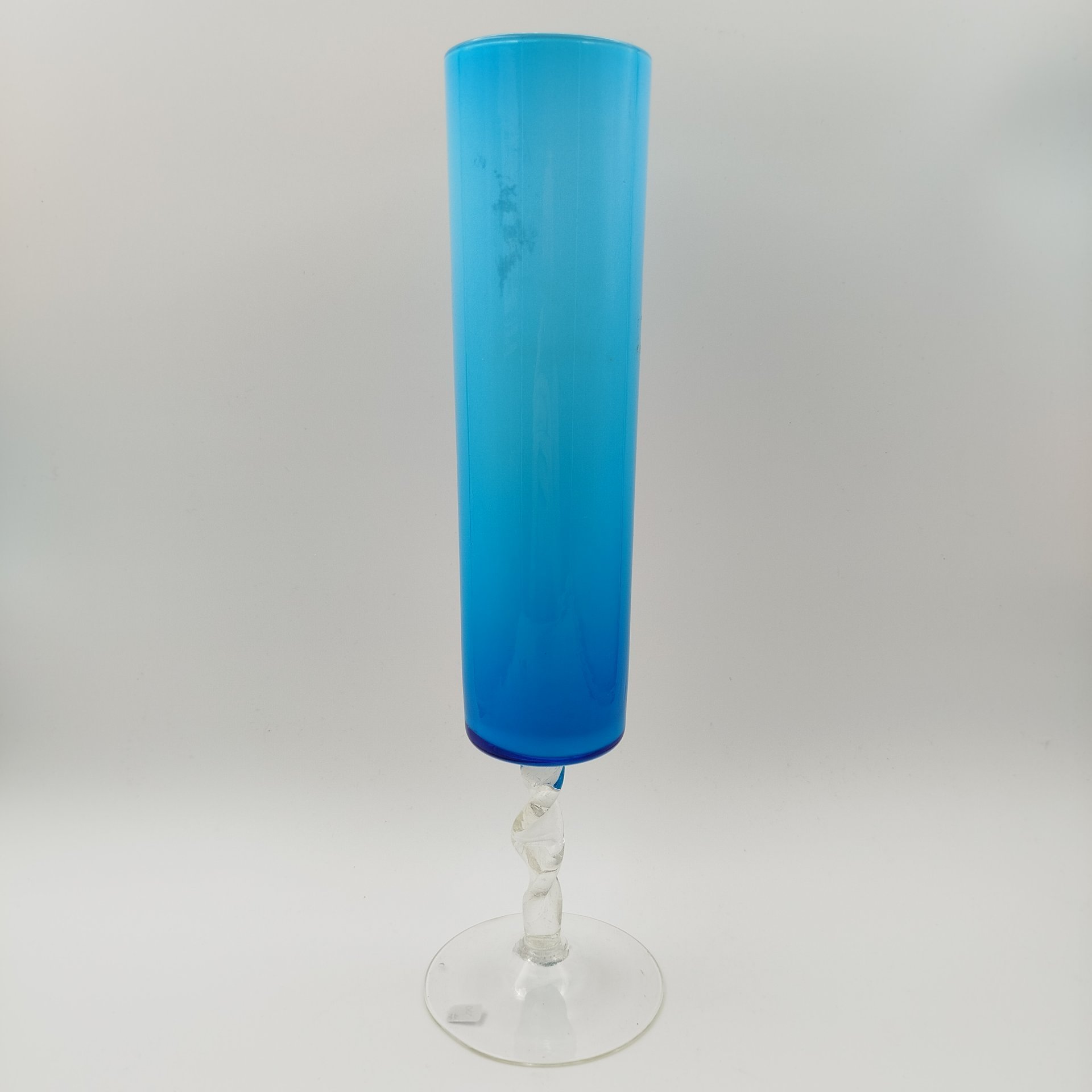 Ваза-кубок голубого цвета на ножке, стекло, двухслойное, гутная техника, Италия, 1950-1970 гг.
