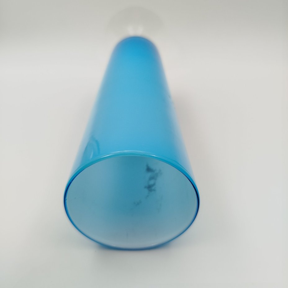 Ваза-кубок голубого цвета на ножке