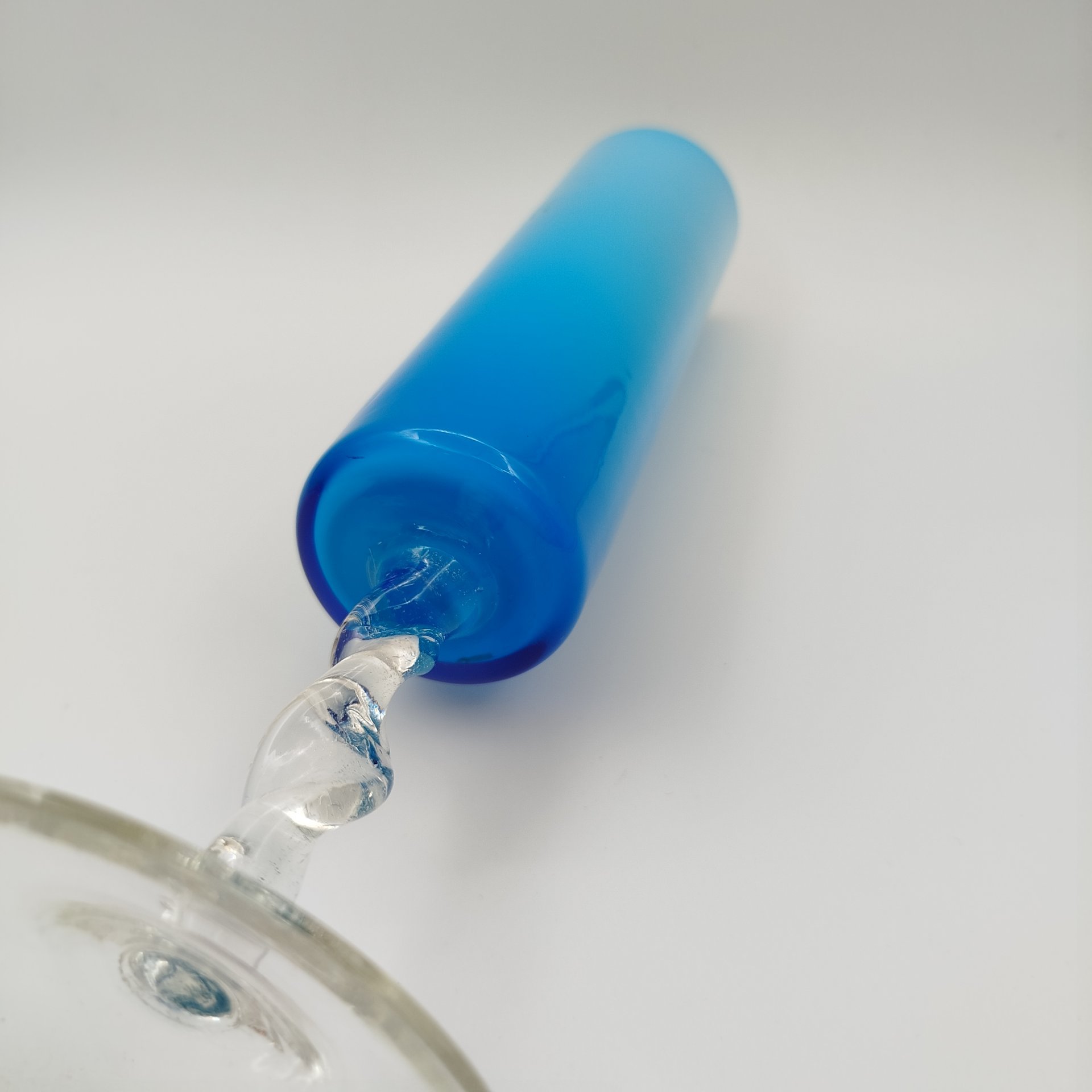 Ваза-кубок голубого цвета на ножке, стекло, двухслойное, гутная техника, Италия, 1950-1970 гг.