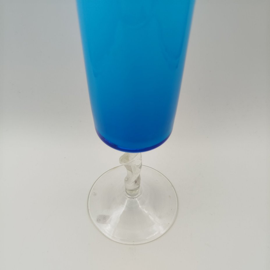 Ваза-кубок голубого цвета на ножке