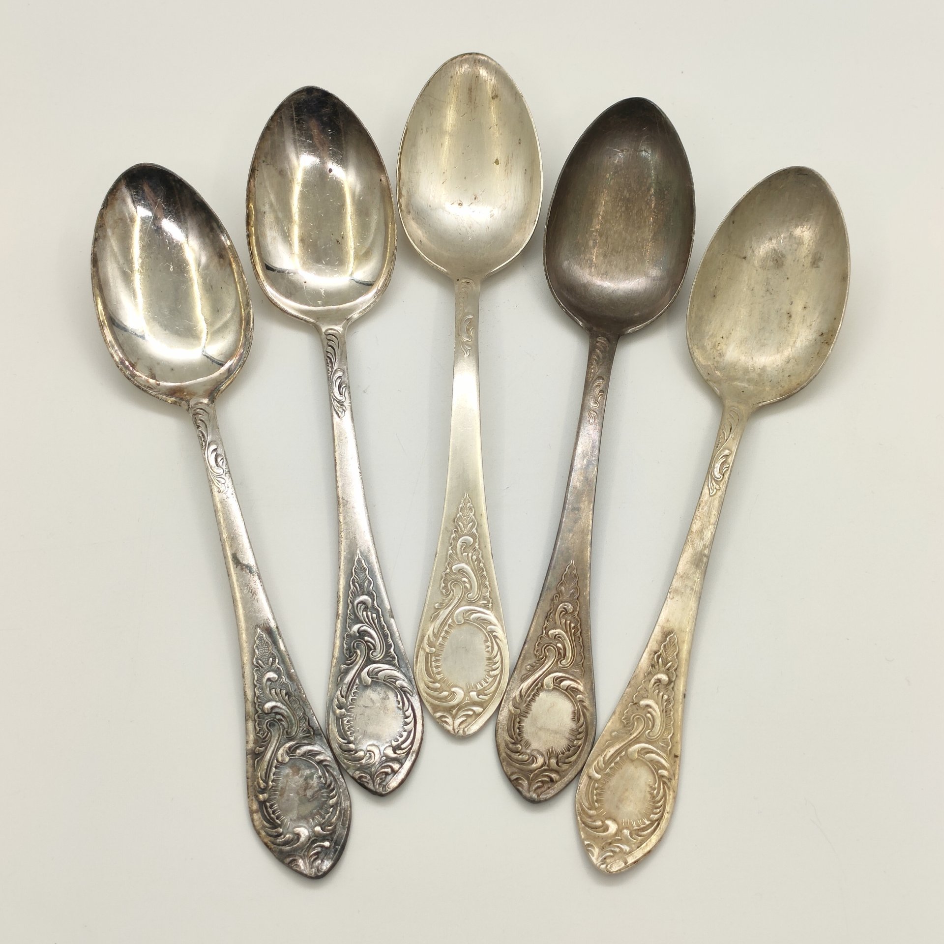 Набор из 5-ти столовых ложек, украшенных растительным декором, мНЦ (медь-никель-цинк), Киевский завод столовых приборов и посуды им. Дзержинского (ЗiД, ЗиД), СССР, 1960-1970 гг.