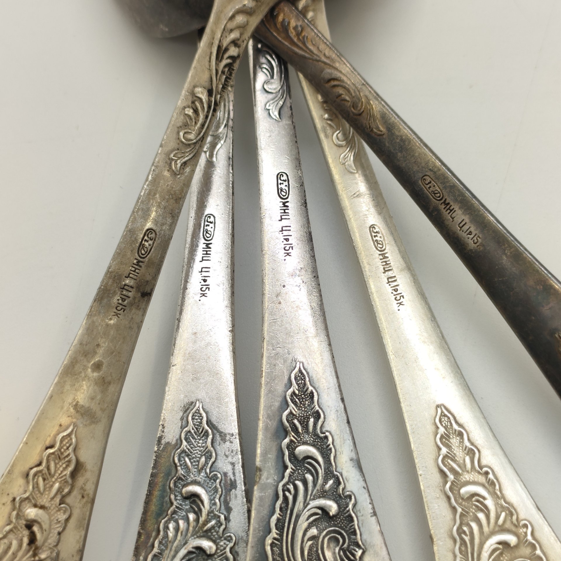 Набор из 5-ти столовых ложек, украшенных растительным декором, мНЦ (медь-никель-цинк), Киевский завод столовых приборов и посуды им. Дзержинского (ЗiД, ЗиД), СССР, 1960-1970 гг.