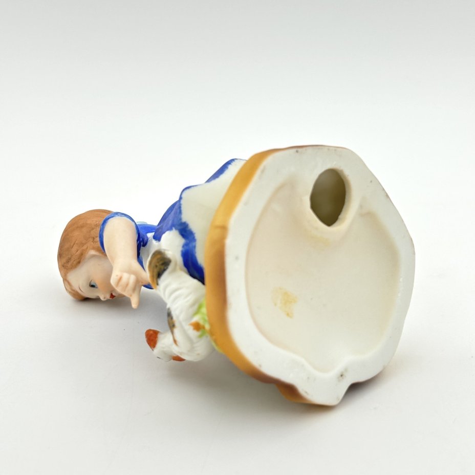 Статуэтка "Девочка кормит курочку", фарфор, роспись, Европа, 1980-2000 гг.