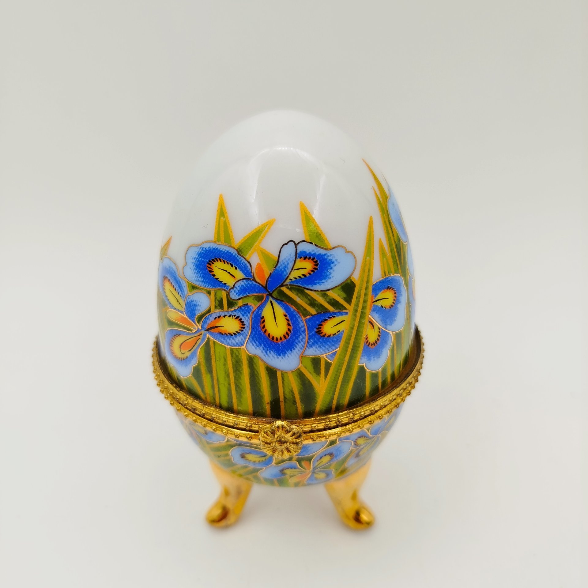 Шкатулка в форме яйца, украшенная изображением цветов (ирисов), фарфор, деколь, золочение, Азия, 2000-2015 гг.