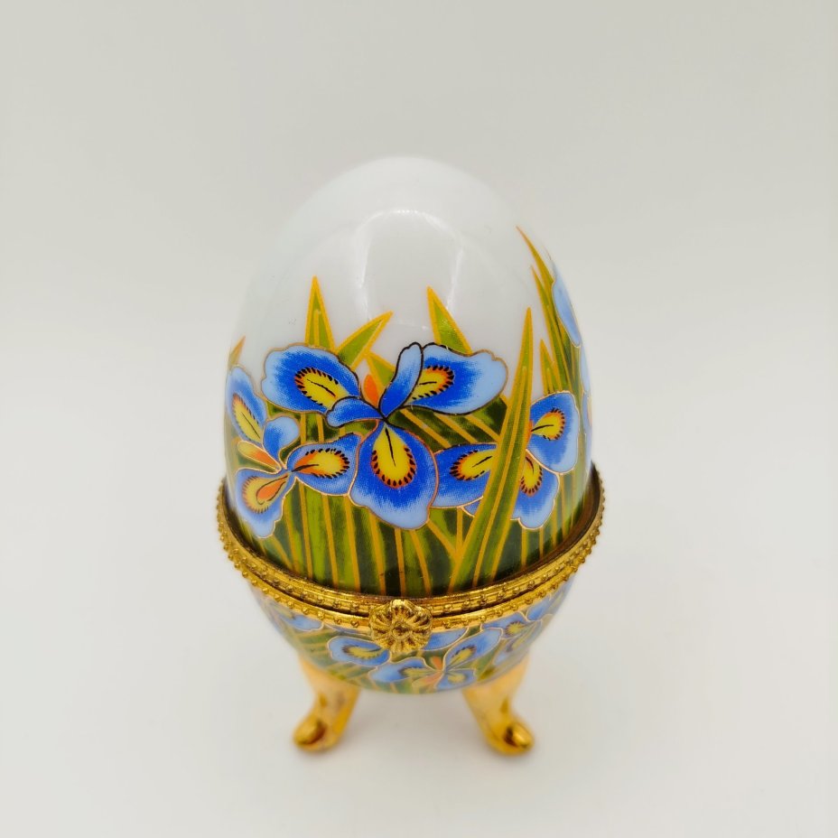 Шкатулка в форме яйца, украшенная изображением цветов (ирисов), фарфор, деколь, золочение, Азия, 2000-2015 гг.