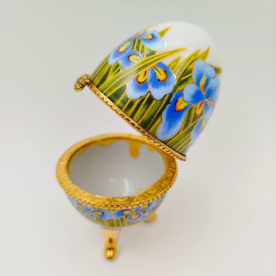 Шкатулка в форме яйца, украшенная изображением цветов (ирисов)