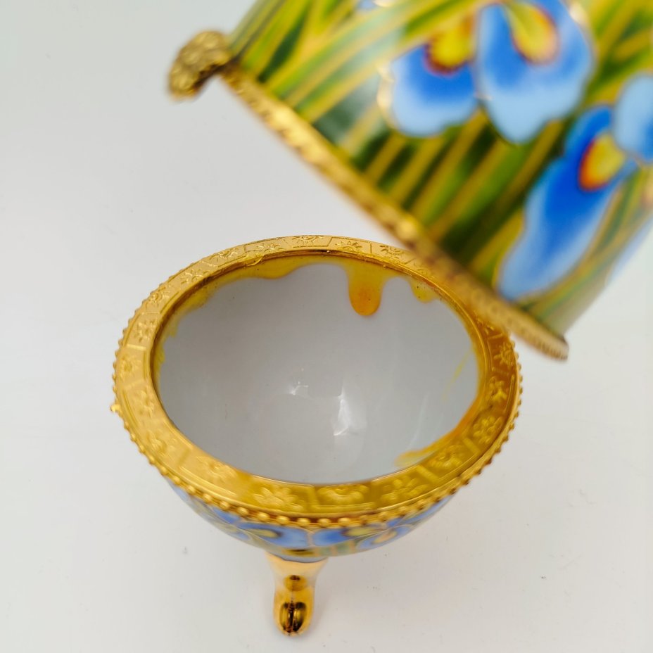 Шкатулка в форме яйца, украшенная изображением цветов (ирисов)