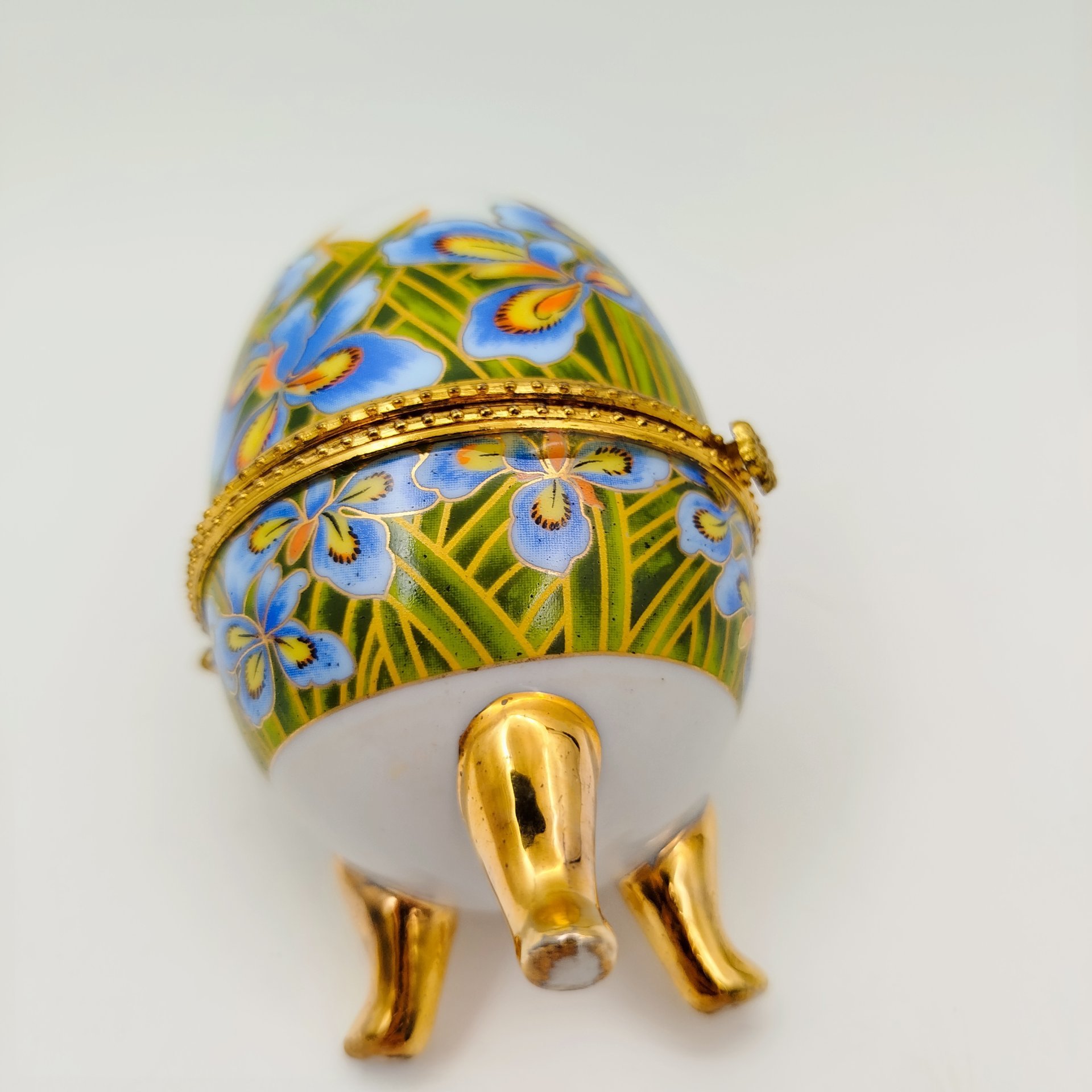 Шкатулка в форме яйца, украшенная изображением цветов (ирисов), фарфор, деколь, золочение, Азия, 2000-2015 гг.