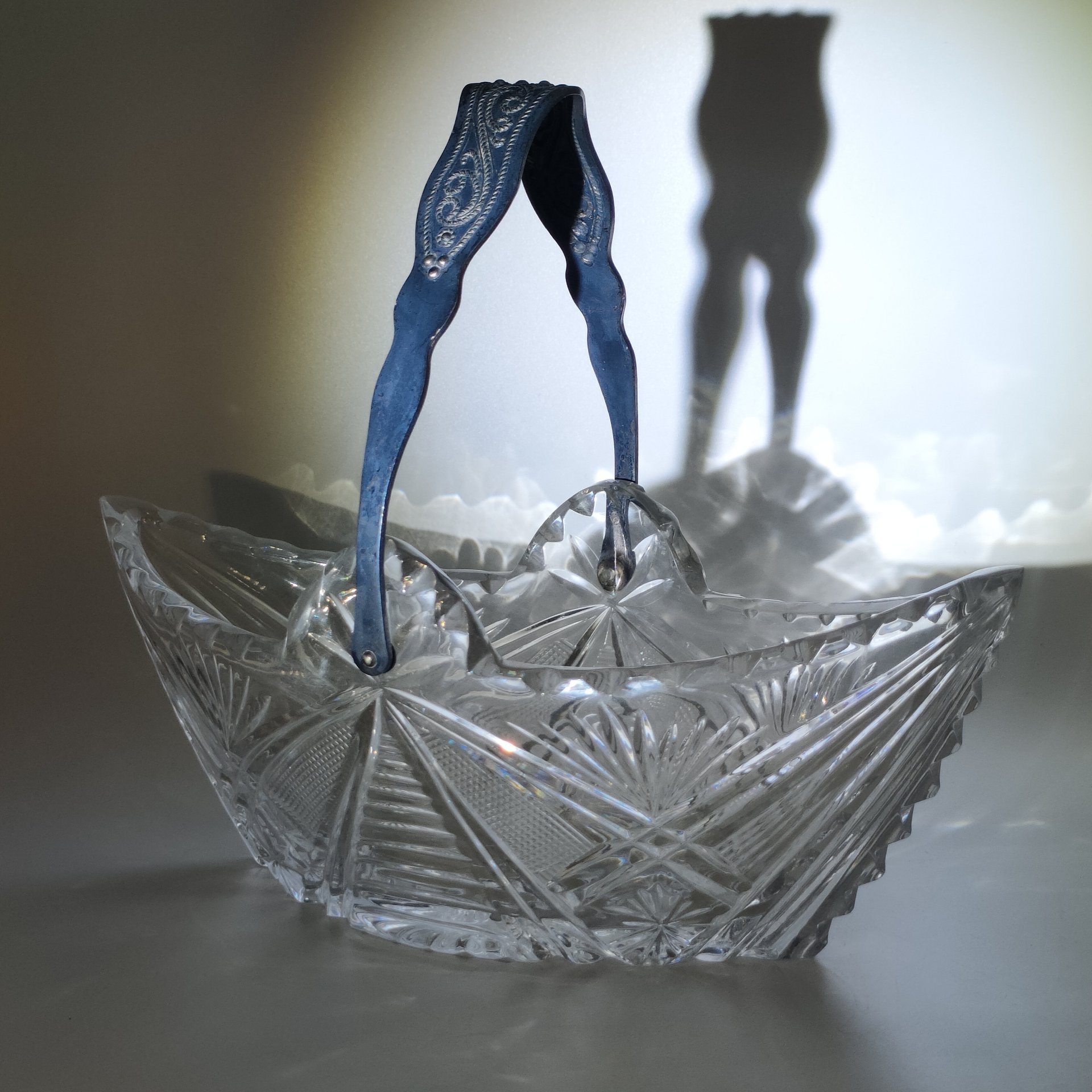 Конфетница в форме ладьи с ручкой, стекло, металл, алмазная грань, СССР, 1970-1990 гг.