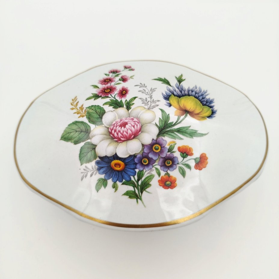 Шкатулка на ножках, украшенная мейсенским букетом, мануфактура Porcelaine de Bruxelles, фарфор, деколь, золочение, Бельгия, 1950-1980 гг.