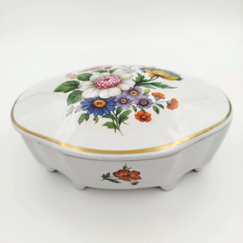 Шкатулка на ножках, украшенная мейсенским букетом, мануфактура Porcelaine de Bruxelles, фарфор, деколь, золочение, Бельгия, 1950-1980 гг.