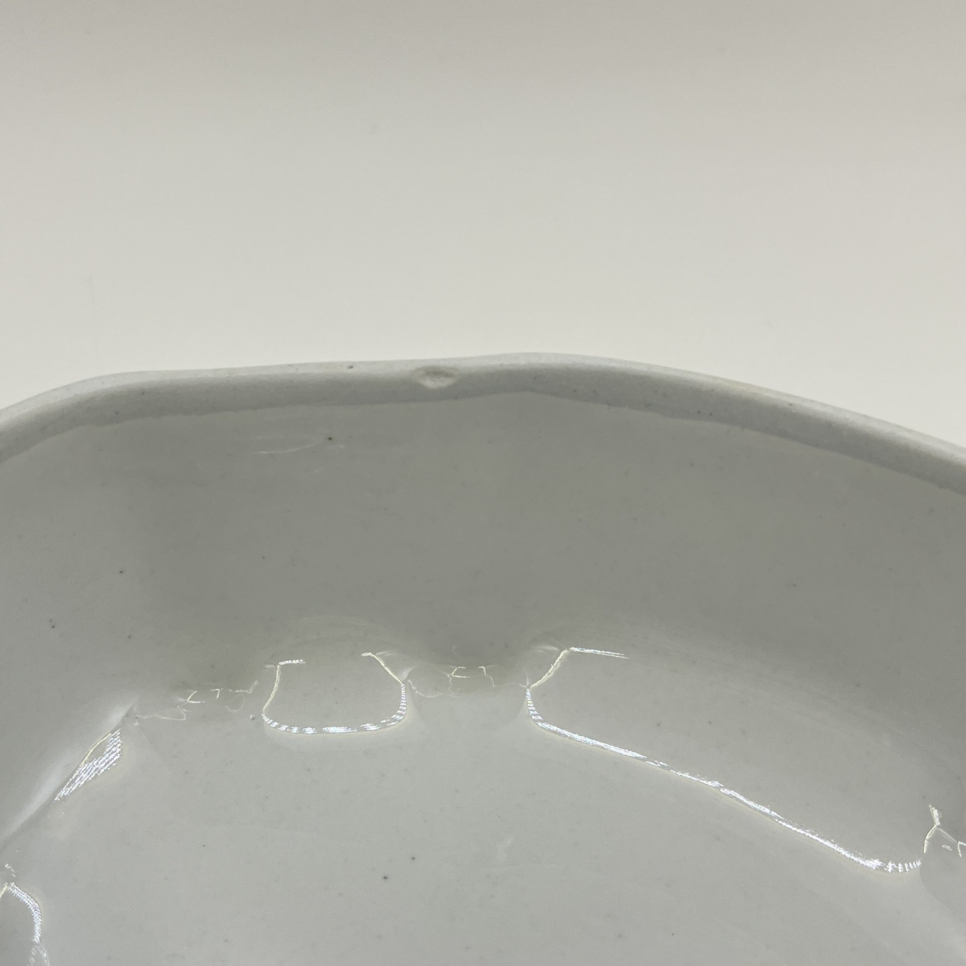 Шкатулка на ножках, украшенная мейсенским букетом, мануфактура Porcelaine de Bruxelles, фарфор, деколь, золочение, Бельгия, 1950-1980 гг.