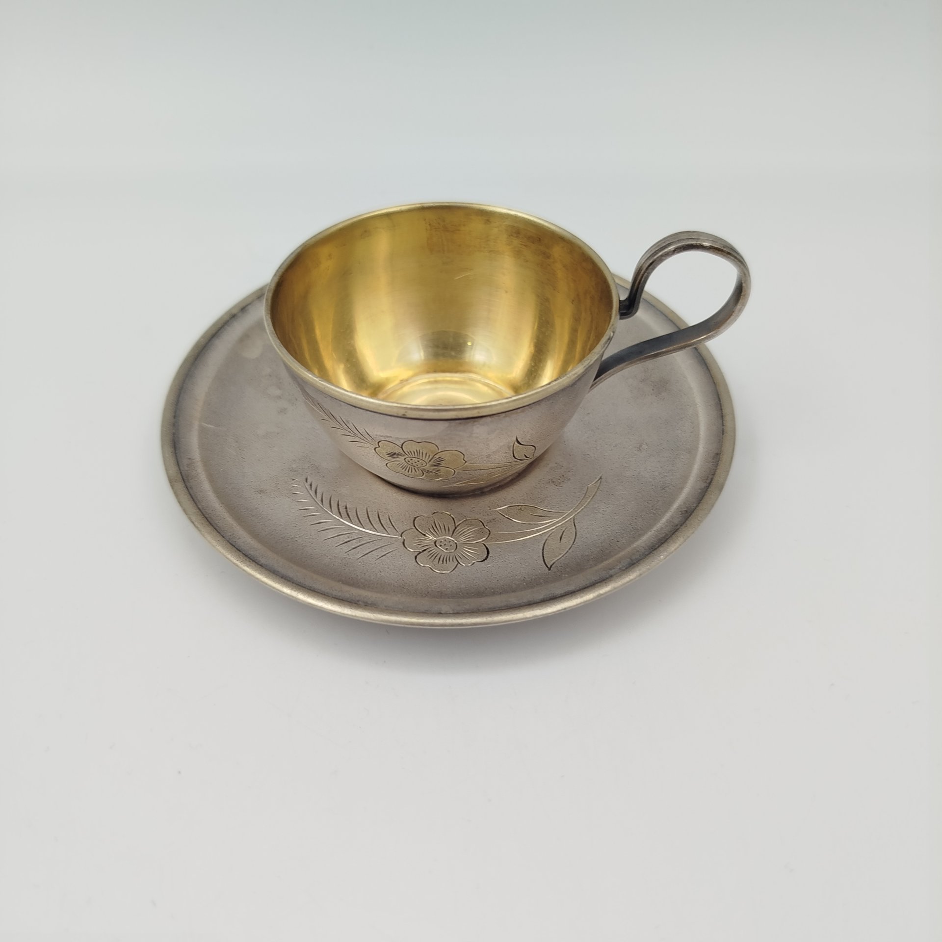 Кофейная пара с цветочным узором, мНЦ (медь-никель-цинк), золочение, Завод «Мстерский ювелир», СССР, 1974 г.