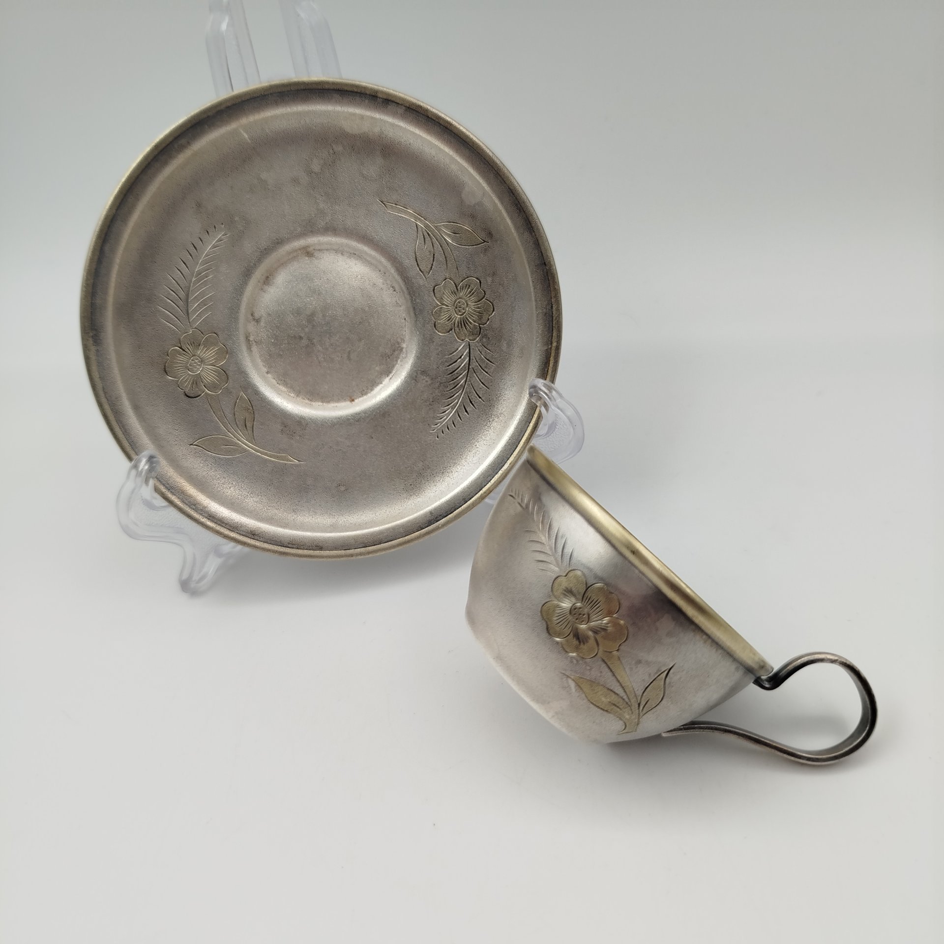 Кофейная пара с цветочным узором, мНЦ (медь-никель-цинк), золочение, Завод «Мстерский ювелир», СССР, 1974 г.