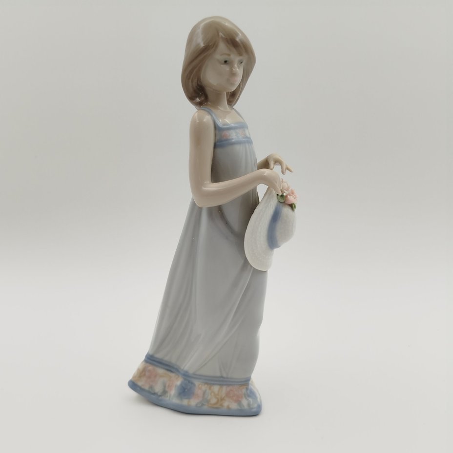 Статуэтка "Девочка в сарафане с шляпой", фарфор, роспись, Lladro, Испания, 1989 г.