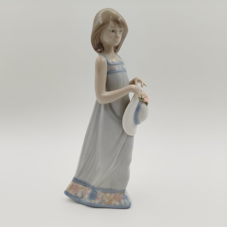 Статуэтка "Девочка в сарафане с шляпой", фарфор, роспись, Lladro, Lladro