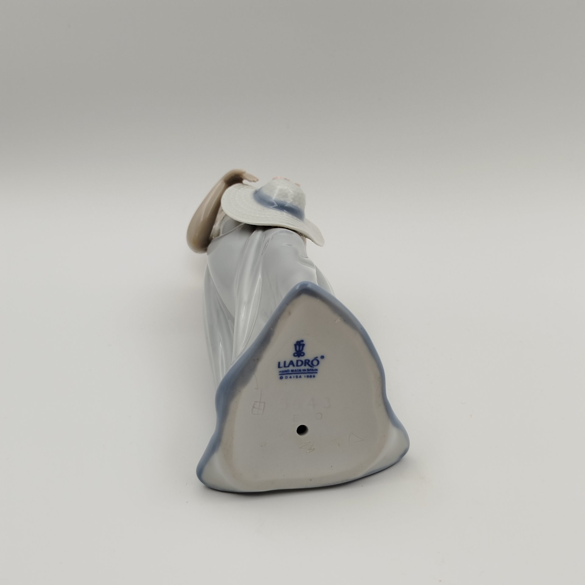 Статуэтка "Девочка в сарафане с шляпой", фарфор, роспись, Lladro, Lladro