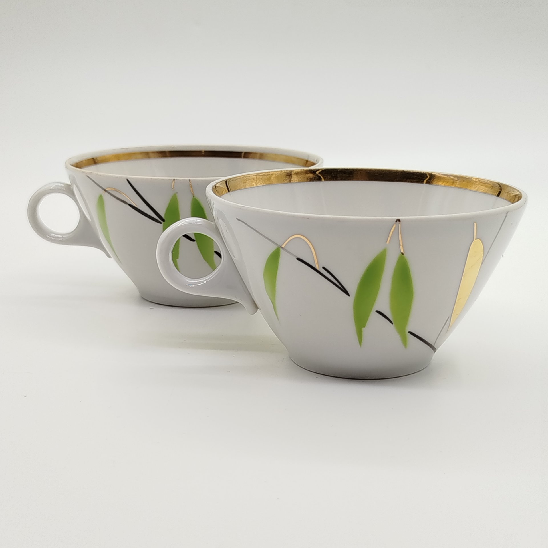 Пара чашек из сервиза "Ивушка", форма "Колечко", автор росписи В.К. Яснецов