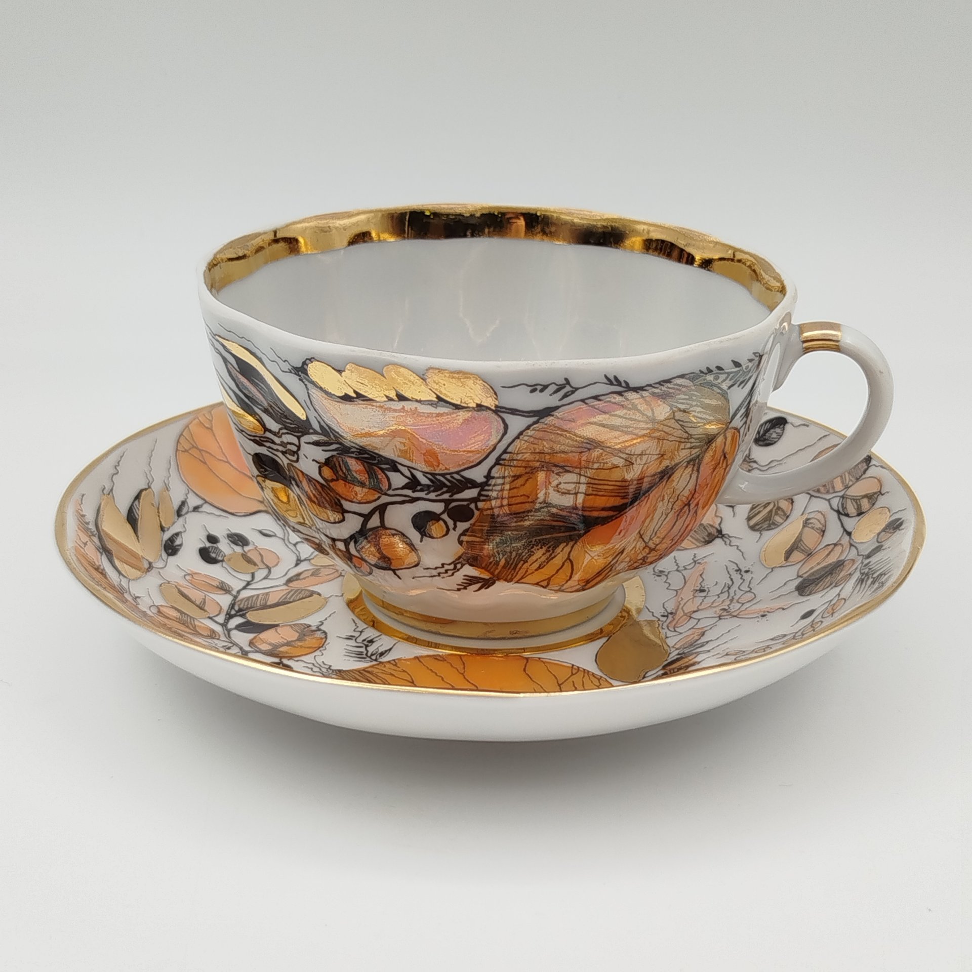 Пара чайная из сервиза "Золотая осень", форма "Тюльпан", автор формы С.Е. Яковлева, автор росписи Н.П. Славина, фарфор, деколь, люстр, золочение, Ленинградский фарфоровый завод (ЛФЗ), СССР, 1970-1986 гг.