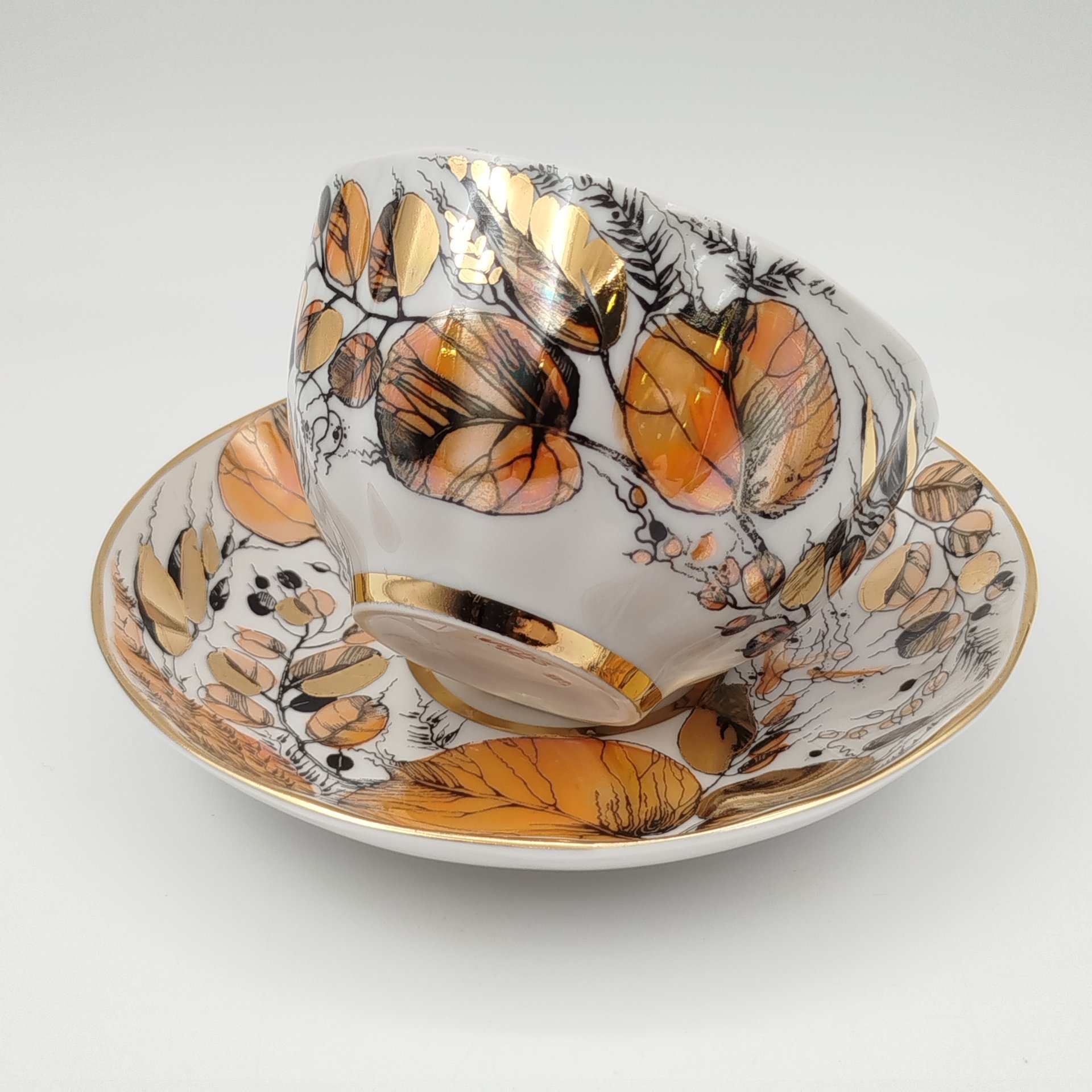 Пара чайная из сервиза "Золотая осень", форма "Тюльпан", автор формы С.Е. Яковлева, автор росписи Н.П. Славина, фарфор, деколь, люстр, золочение, Ленинградский фарфоровый завод (ЛФЗ), СССР, 1970-1986 гг.