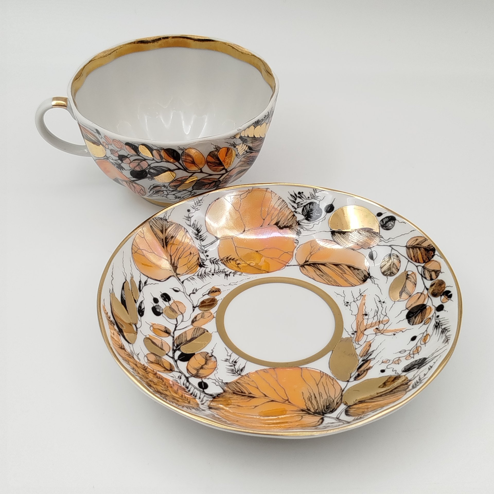 Пара чайная из сервиза "Золотая осень", форма "Тюльпан", автор формы С.Е. Яковлева, автор росписи Н.П. Славина, фарфор, деколь, люстр, золочение, Ленинградский фарфоровый завод (ЛФЗ), СССР, 1970-1986 гг.