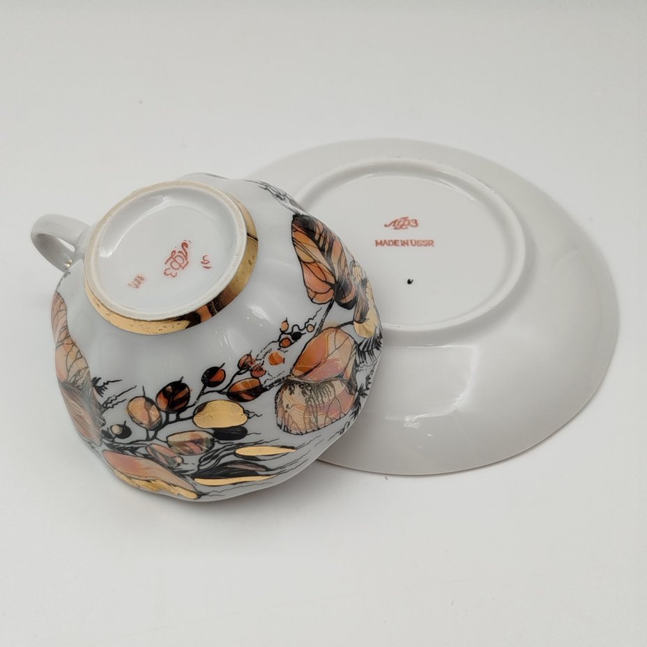 Пара чайная из сервиза "Золотая осень", форма "Тюльпан", автор формы С.Е. Яковлева, автор росписи Н.П. Славина, фарфор, деколь, люстр, золочение, Ленинградский фарфоровый завод (ЛФЗ), СССР, 1970-1986 гг.