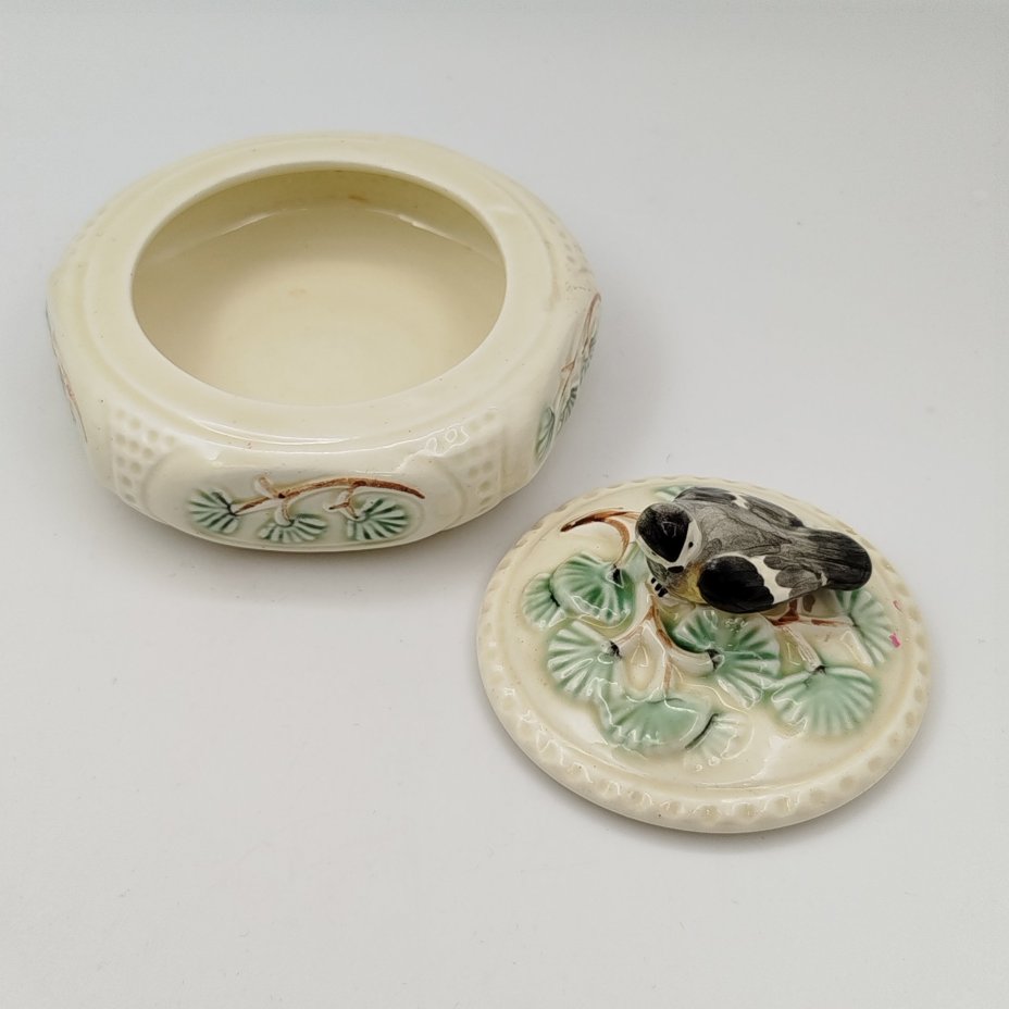 Шкатулка "Синичка", фаянс, роспись, Конаковский фаянсовый завод им. М.И. Калинина (ЗиК Конаково), СССР, 1952-1958 гг.