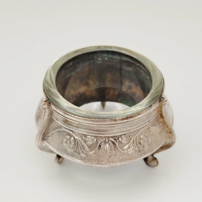 Солонка, украшенная цветочным декором, мНЦ (медь-никель-цинк), стекло, Мстерская художественная фабрика  «Ювелир», СССР, 1968 г.