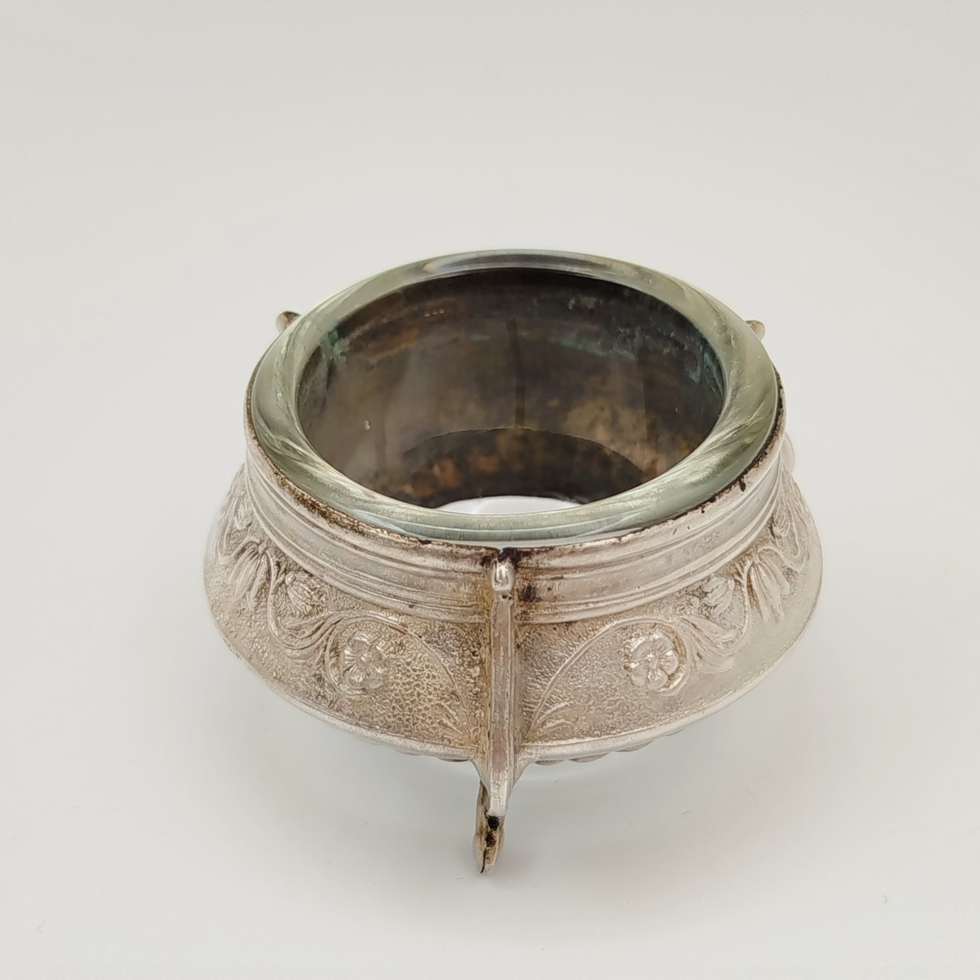 Солонка, украшенная цветочным декором, мНЦ (медь-никель-цинк), стекло, Мстерская художественная фабрика  «Ювелир», СССР, 1968 г.