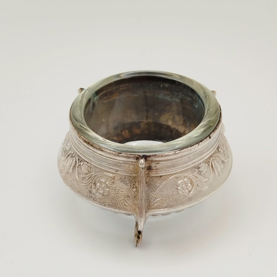 Солонка, украшенная цветочным декором