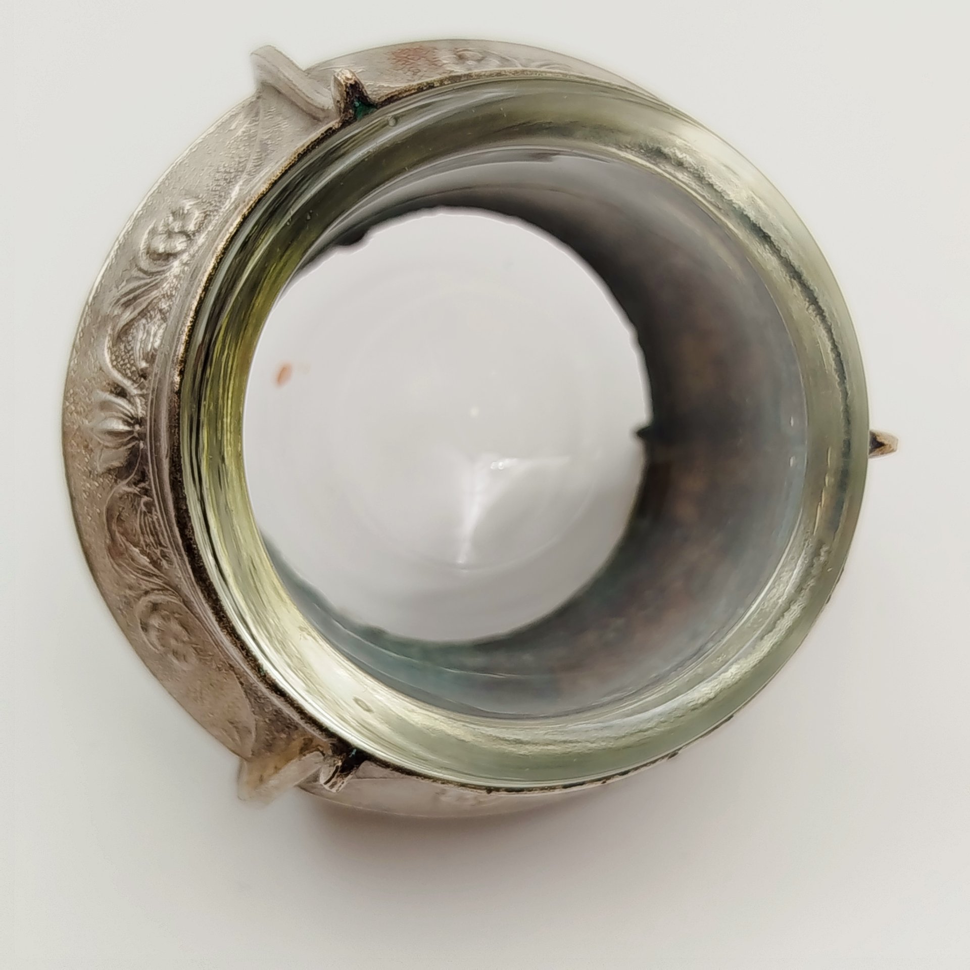 Солонка, украшенная цветочным декором, мНЦ (медь-никель-цинк), стекло, Мстерская художественная фабрика  «Ювелир», СССР, 1968 г.