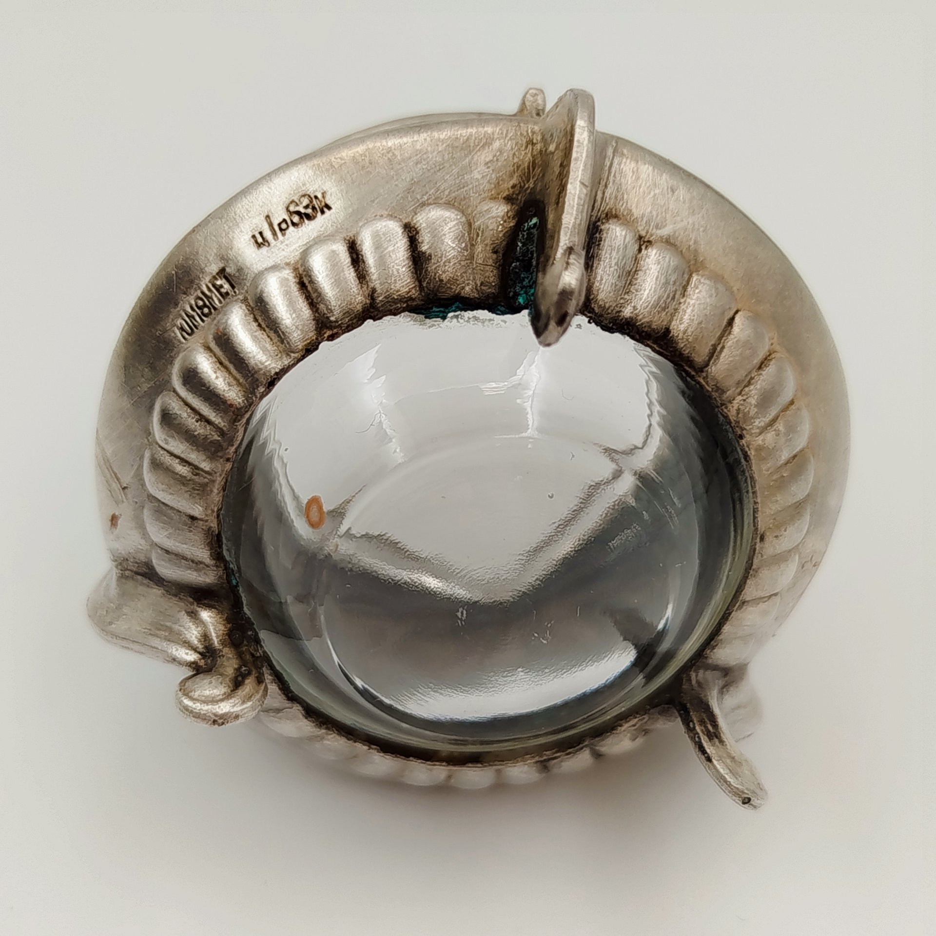 Солонка, украшенная цветочным декором, мНЦ (медь-никель-цинк), стекло, Мстерская художественная фабрика  «Ювелир», СССР, 1968 г.