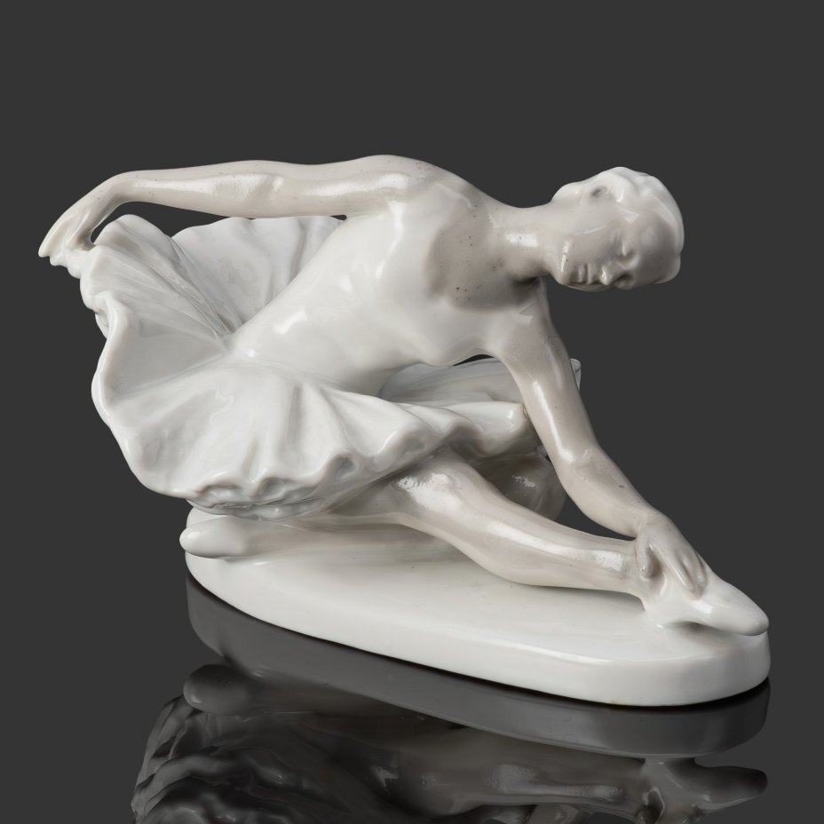 Статуэтка «Умирающий лебедь» (без росписи), скульптор Сычёв В.И., фарфор, Ленинградский завод фарфоровых изделий (ЛЗФИ), СССР, 1956-1967 гг.