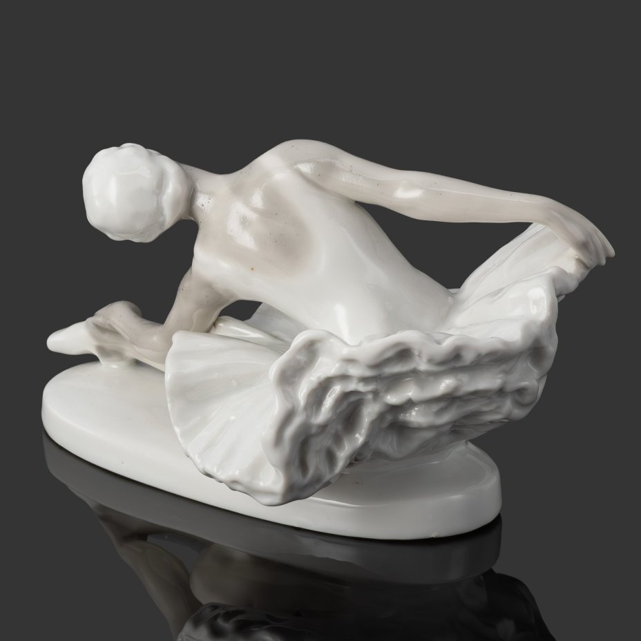 Статуэтка «Умирающий лебедь» (без росписи), скульптор Сычёв В.И., фарфор, Ленинградский завод фарфоровых изделий (ЛЗФИ), СССР, 1956-1967 гг.