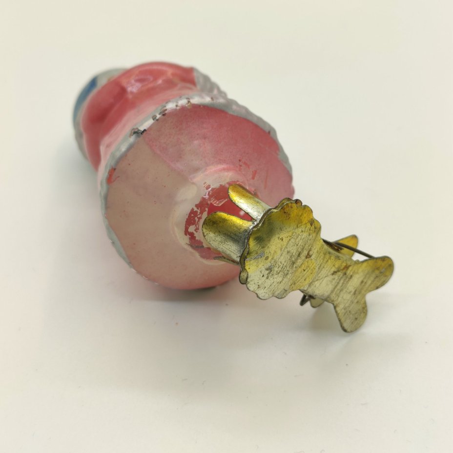 Игрушка елочная на прищепке "Марфушечка" из сказки "Морозко", стекло, роспись, металл, Завод стеклянных ёлочных украшений и оптических изделий, г. Москва, СССР, 1950-1960 гг.