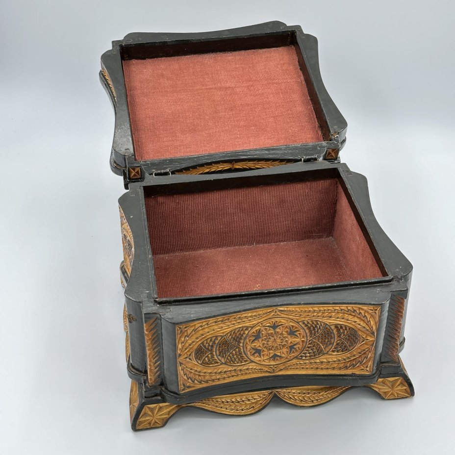 Шкатулка-ларец (крупная), украшенная резным орнаментом растительного характера
